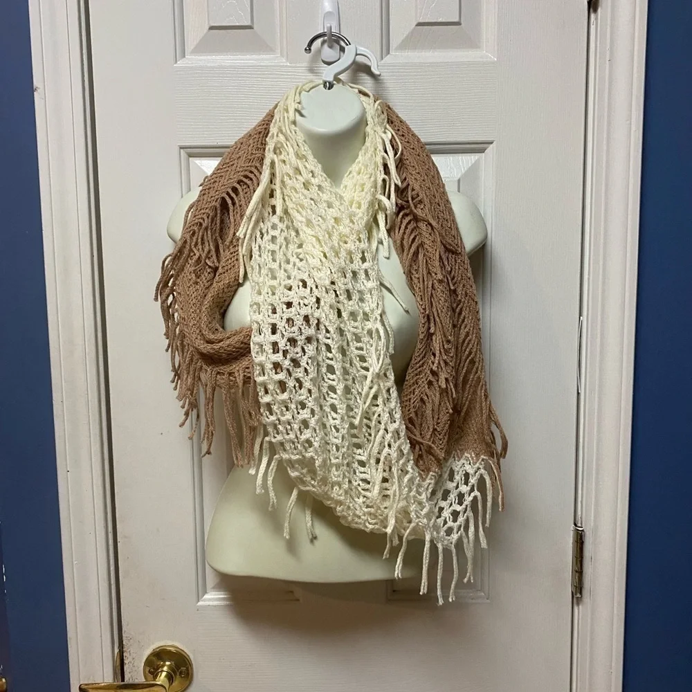 Steve Madden Infinity Scarf Tan & Ivory Acrylic One Size RN 98072.